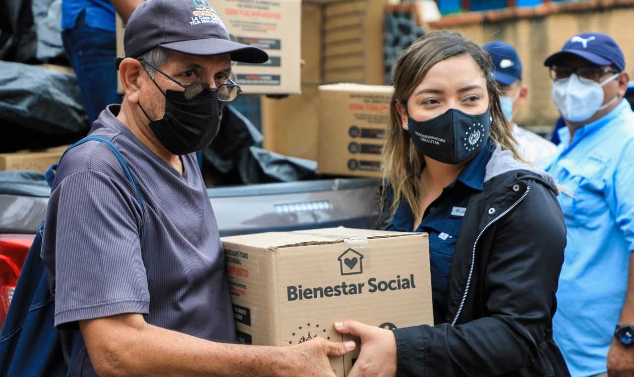 Gobierno entrega alimentos a comerciantes afectados con incendio de mercado, en Usulután gobierno-entrega-alimentos-a-comerciantes-afectados-con-incendio-de-mercado-en-usulutan